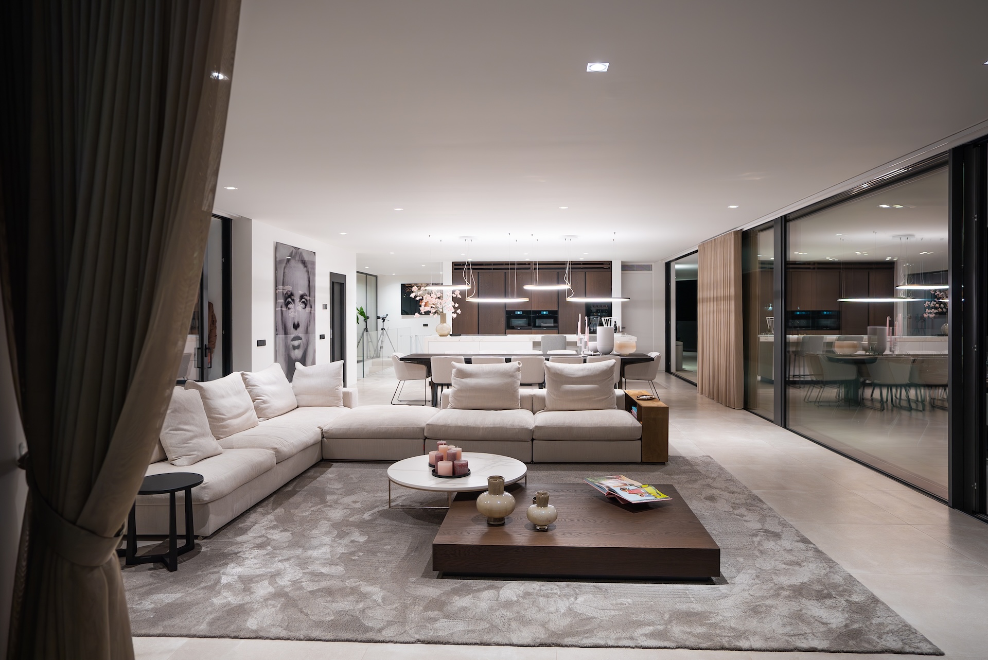 Resa Estates luxury vila Can Furnet modern Villa moderna night salon.jpg